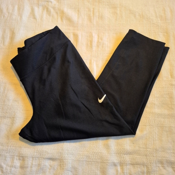 Nike women's size XL black cropped leggings, EUC or better - Picture 1 of 7